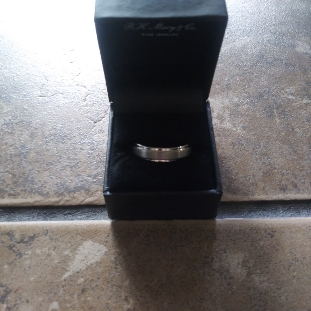 Men's wedding band